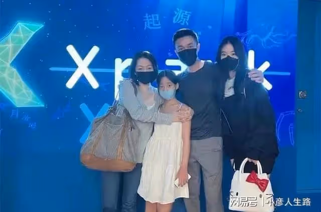 小s曬全家福回擊許雅鈞夜店緋聞,網友:不會離婚的,散了吧