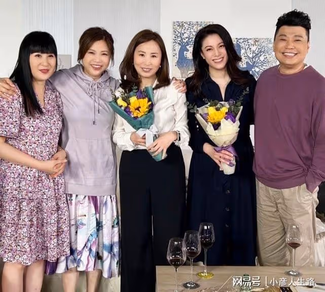 梅小惠阮兆祥江欣燕與廖碧兒蘭茜開心合影5位TVB老同事喝酒暢聊