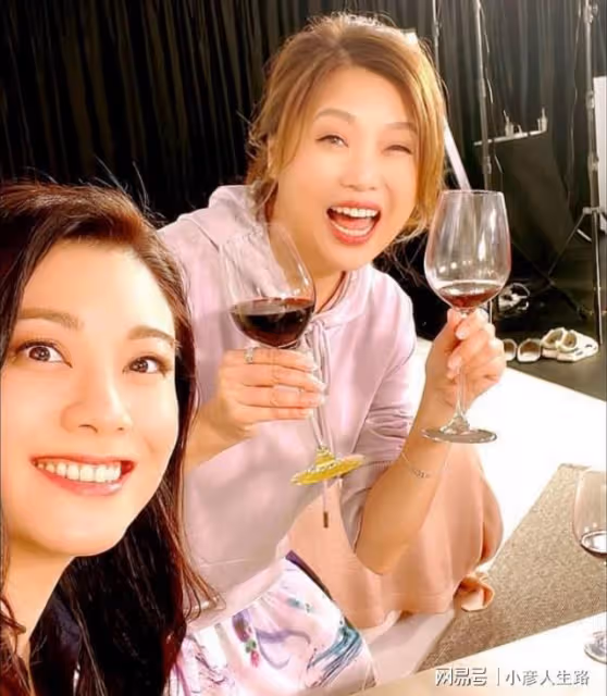 梅小惠阮兆祥江欣燕與廖碧兒蘭茜開心合影5位TVB老同事喝酒暢聊