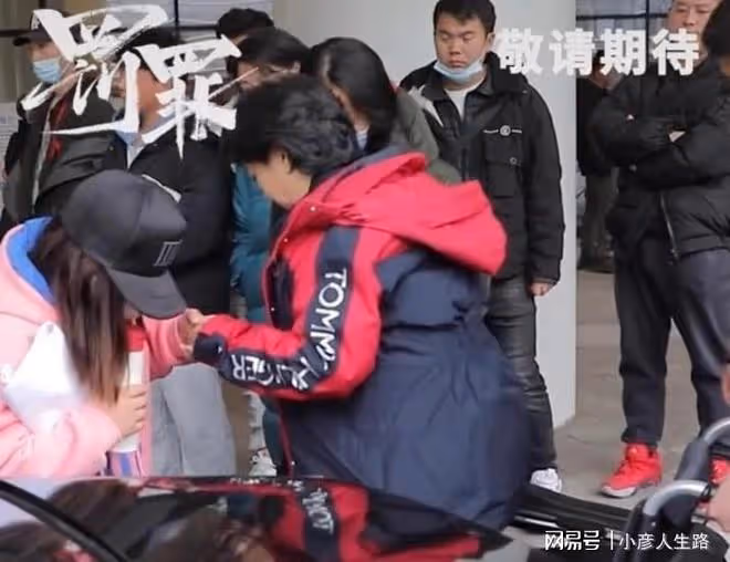 老戲骨拍戲現場坐輪椅,腰痛到不能直立,只能靠人攙扶