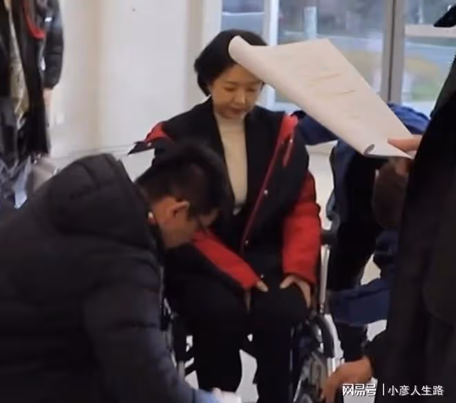 老戲骨拍戲現場坐輪椅,腰痛到不能直立,只能靠人攙扶