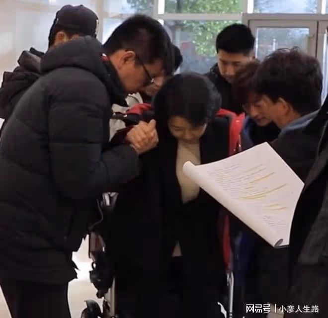 老戲骨拍戲現場坐輪椅,腰痛到不能直立,只能靠人攙扶
