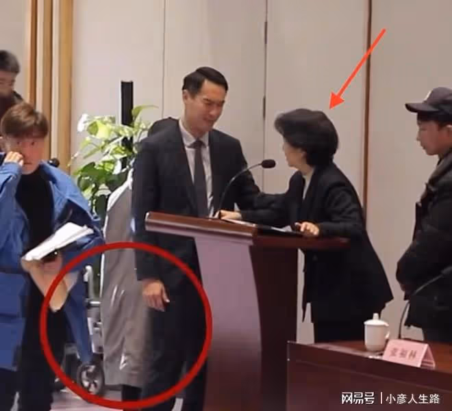 老戲骨拍戲現場坐輪椅,腰痛到不能直立,只能靠人攙扶