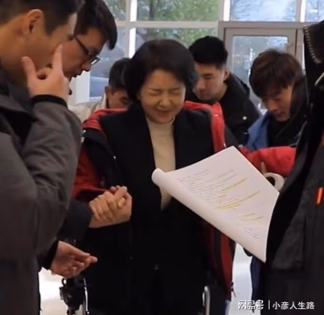 老戲骨拍戲現場坐輪椅,腰痛到不能直立,只能靠人攙扶
