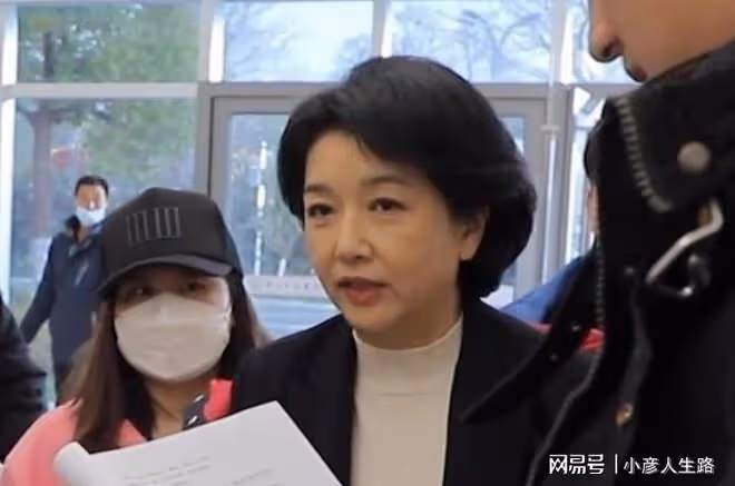 老戲骨拍戲現場坐輪椅,腰痛到不能直立,只能靠人攙扶