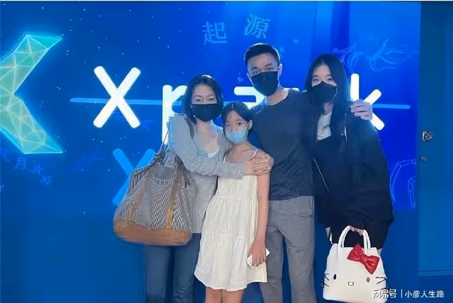 爆料汪小菲出軌的狗仔，又爆料小S老公逛夜店，身旁有3個美女圍繞