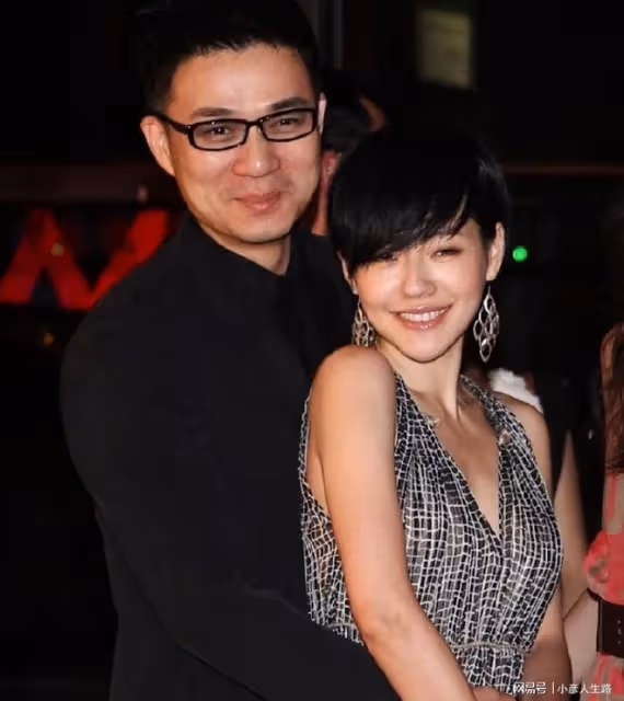 爆料汪小菲出軌的狗仔，又爆料小S老公逛夜店，身旁有3個美女圍繞
