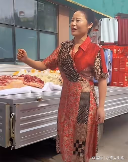 草帽姐回村豪發兩萬現金!每位5000元,還表示考上清華資助100萬