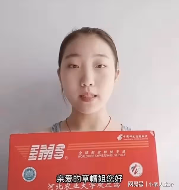 草帽姐回村豪發兩萬現金！每位5000元，還表示考上清華資助100萬