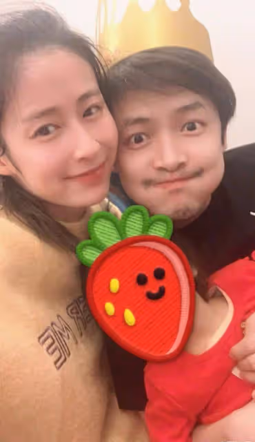 穎兒曬全家福為老公慶生,夫妻緊挨貼臉秀恩愛,付辛博邋遢還胖了