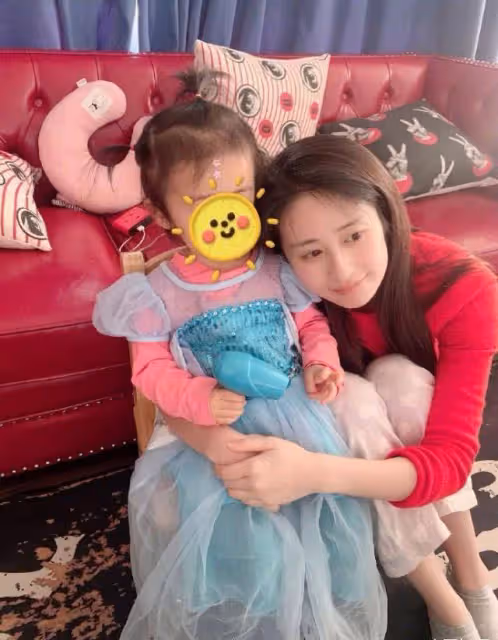 穎兒曬全家福為老公慶生,夫妻緊挨貼臉秀恩愛,付辛博邋遢還胖了