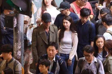 香港明星逛街: 關詠荷無人理, 陳奕迅光膀子, 發哥手拎拖鞋太任性