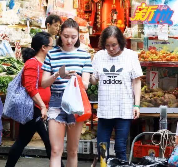 香港明星逛街: 關詠荷無人理, 陳奕迅光膀子, 發哥手拎拖鞋太任性