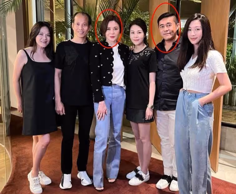 59歲關之琳與48歲弟弟罕同框,關世華濃眉大眼像姐姐,或繼承關之琳5億身家,網羨:真正的人生贏家