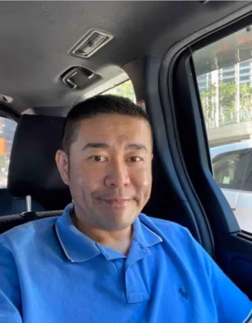 59歲關之琳與48歲弟弟罕同框,關世華濃眉大眼像姐姐,或繼承關之琳5億身家,網羨:真正的人生贏家
