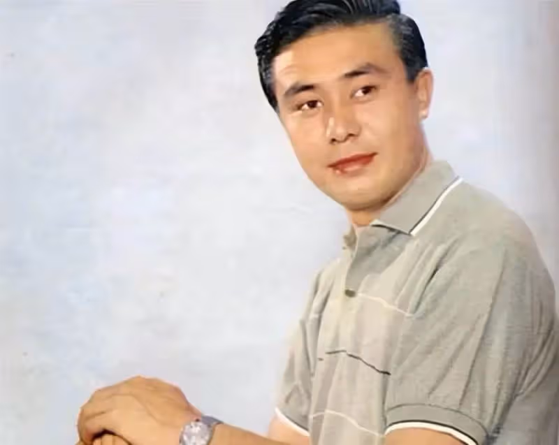 59歲關之琳與48歲弟弟罕同框,關世華濃眉大眼像姐姐,或繼承關之琳5億身家,網羨:真正的人生贏家