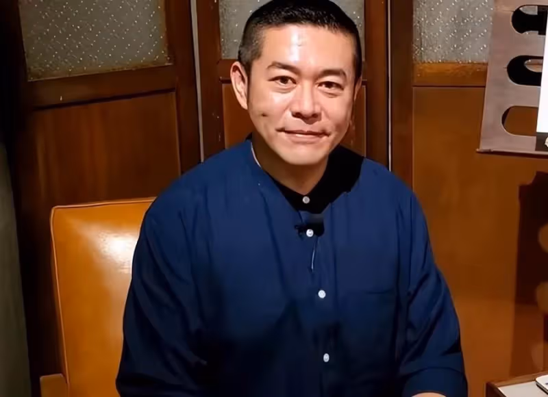 59歲關之琳與48歲弟弟罕同框,關世華濃眉大眼像姐姐,或繼承關之琳5億身家,網羨:真正的人生贏家