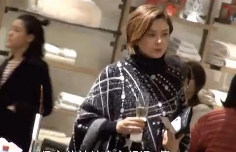 59歲關之琳與48歲弟弟罕同框,關世華濃眉大眼像姐姐,或繼承關之琳5億身家,網羨:真正的人生贏家