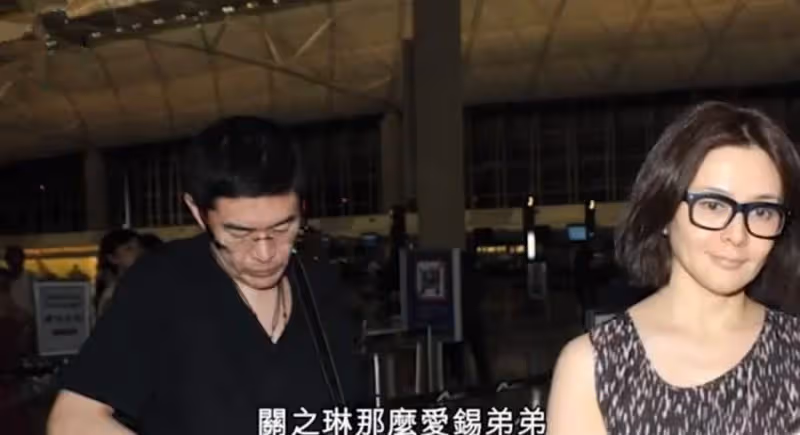 59歲關之琳與48歲弟弟罕同框,關世華濃眉大眼像姐姐,或繼承關之琳5億身家,網羨:真正的人生贏家