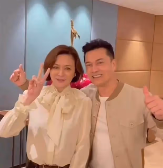 59歲關之琳與48歲弟弟罕同框,關世華濃眉大眼像姐姐,或繼承關之琳5億身家,網羨:真正的人生贏家