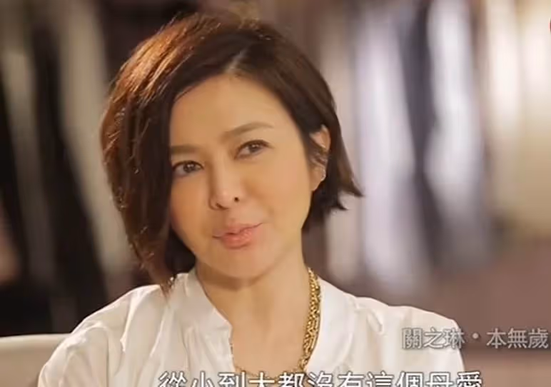 59歲關之琳與48歲弟弟罕同框,關世華濃眉大眼像姐姐,或繼承關之琳5億身家,網羨:真正的人生贏家