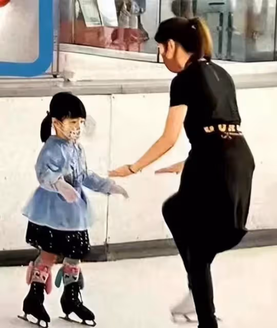 黎明「4歲女兒」罕露面!天王嫂全程陪同看女學滑冰 小公主「眉眼長開顏值逆襲」越發像爸爸