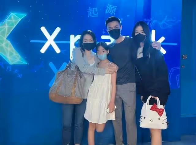 小S曬全家福秀恩愛！高調穿螢光綠無人識，二女兒身高快趕上爸