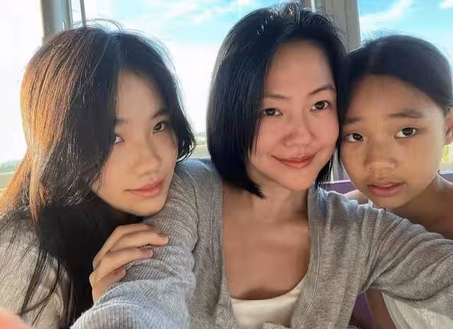 小S曬全家福秀恩愛!高調穿螢光綠無人識,二女兒身高快趕上爸