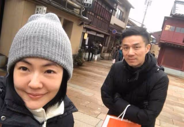 小S曬全家福秀恩愛!高調穿螢光綠無人識,二女兒身高快趕上爸