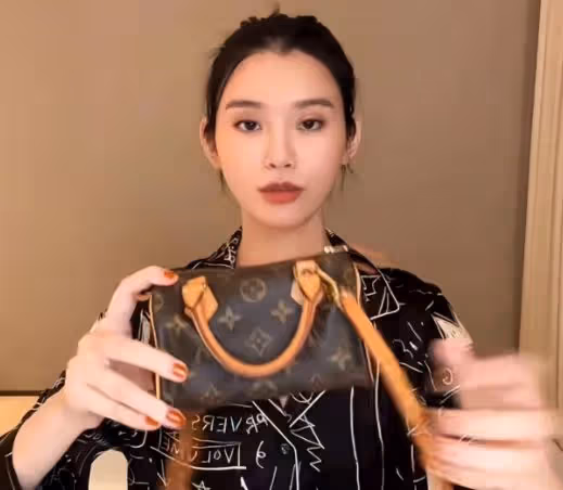 奚夢瑤宅千萬豪宅內做瑜伽,身形暴瘦肋骨凸出,腰間無一絲贅肉
