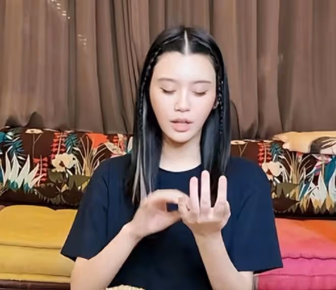 奚夢瑤宅千萬豪宅內做瑜伽,身形暴瘦肋骨凸出,腰間無一絲贅肉