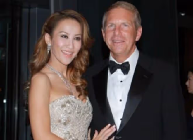 李玟與富豪老公罕見同框,貼身跳舞親吻太纏綿,女方長腿又細又直