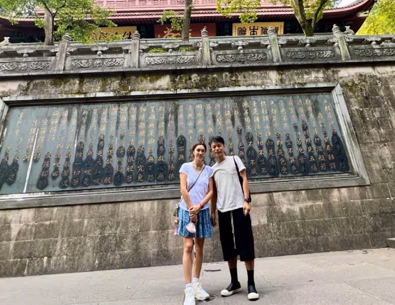 李克勤夫婦罕見同框秀恩愛!約世界冠軍打羽毛球,港姐老婆美貌依舊出眾笑容甜美,網友:夫人簡直太凍齡了