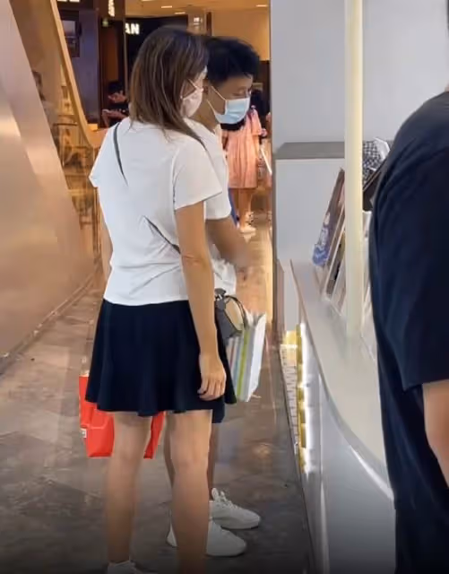 李克勤夫婦罕見同框秀恩愛!約世界冠軍打羽毛球,港姐老婆美貌依舊出眾笑容甜美,網友:夫人簡直太凍齡了