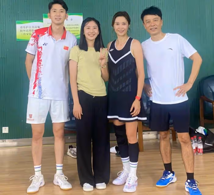 李克勤夫婦罕見同框秀恩愛!約世界冠軍打羽毛球,港姐老婆美貌依舊出眾笑容甜美,網友:夫人簡直太凍齡了