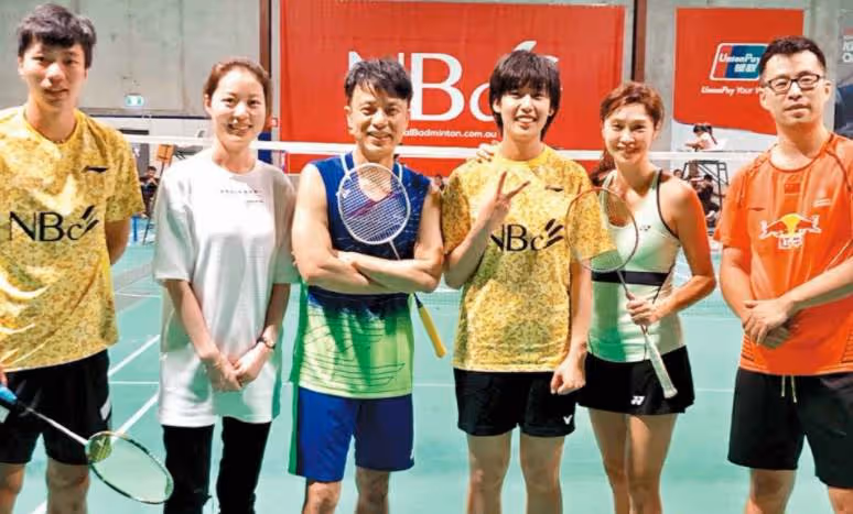 李克勤夫婦罕見同框秀恩愛!約世界冠軍打羽毛球,港姐老婆美貌依舊出眾笑容甜美,網友:夫人簡直太凍齡了