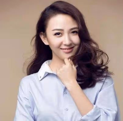 她本是楊冪助理，因長相漂亮被導演一眼看中，與胡歌搭戲一炮而紅