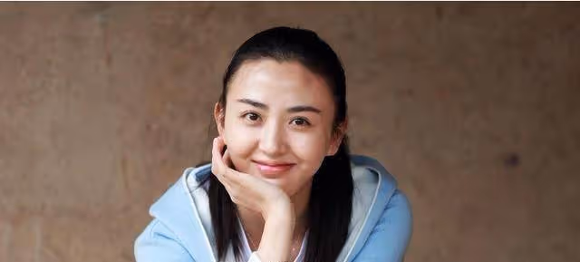 她本是楊冪助理，因長相漂亮被導演一眼看中，與胡歌搭戲一炮而紅