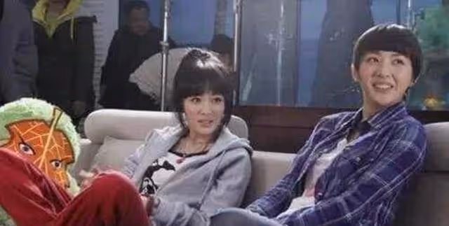 她本是楊冪助理，因長相漂亮被導演一眼看中，與胡歌搭戲一炮而紅