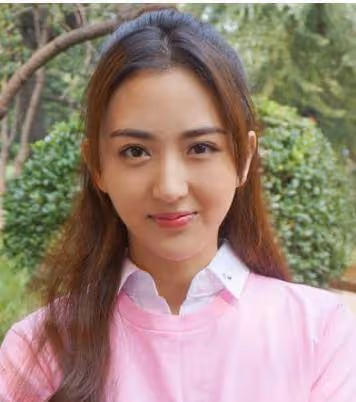 她本是楊冪助理，因長相漂亮被導演一眼看中，與胡歌搭戲一炮而紅
