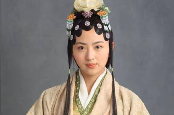 她本是楊冪助理，因長相漂亮被導演一眼看中，與胡歌搭戲一炮而紅