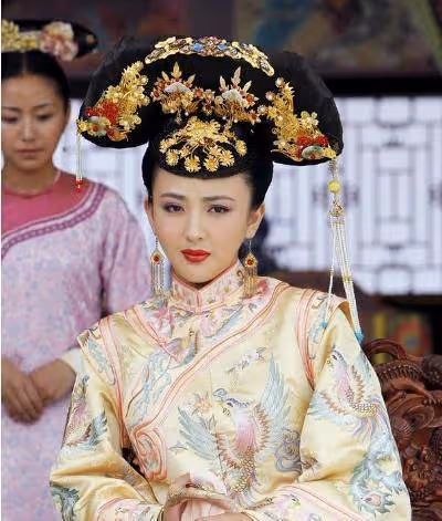 她本是楊冪助理，因長相漂亮被導演一眼看中，與胡歌搭戲一炮而紅