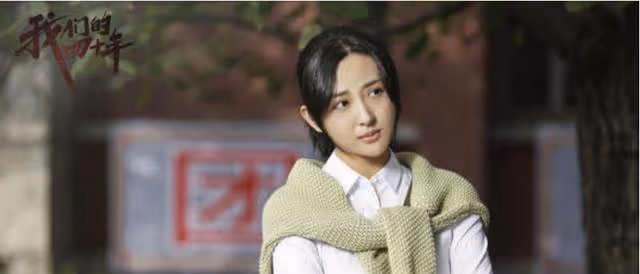 她本是楊冪助理，因長相漂亮被導演一眼看中，與胡歌搭戲一炮而紅