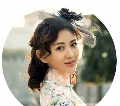 她本是楊冪助理，因長相漂亮被導演一眼看中，與胡歌搭戲一炮而紅