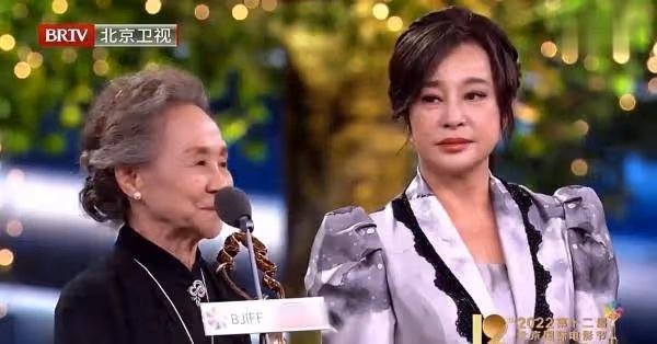 北影節著名書法家劉曉慶把影后吳彥姝念成朱 這個不能忍