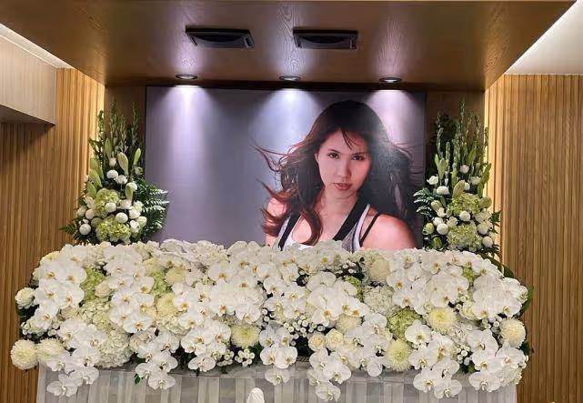 余苑綺告別儀式29日舉行，丈夫穿黑衣現身靈堂，女兒露面送別媽媽