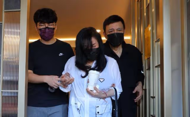 余苑綺告別儀式29日舉行，丈夫穿黑衣現身靈堂，女兒露面送別媽媽