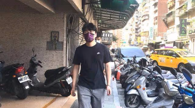 余苑綺告別儀式29日舉行，丈夫穿黑衣現身靈堂，女兒露面送別媽媽