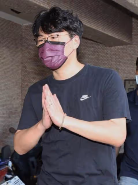 余苑綺告別儀式29日舉行，丈夫穿黑衣現身靈堂，女兒露面送別媽媽