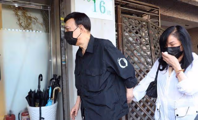 余苑綺告別儀式29日舉行，丈夫穿黑衣現身靈堂，女兒露面送別媽媽
